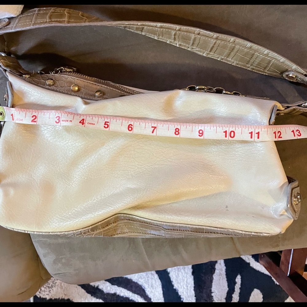 cute medium “ Katy “ purse cream color , gold chain, origin China